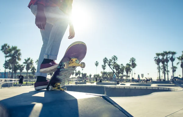 Rapaz patinador no parque de skate — Fotografia de Stock