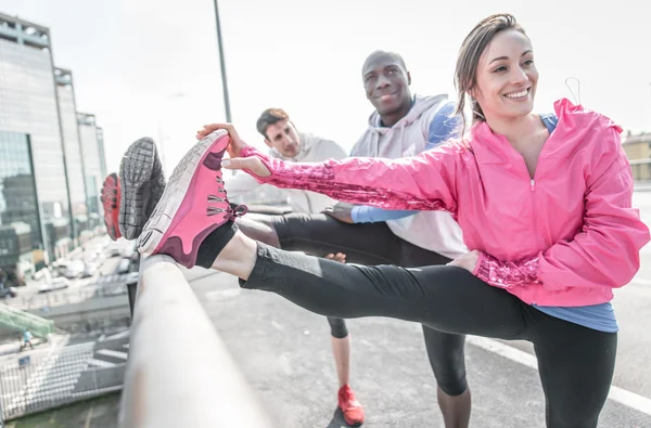 Gruppe von urbanen Läufern, die in einem städtischen Gebiet Sport treiben — Stockfoto