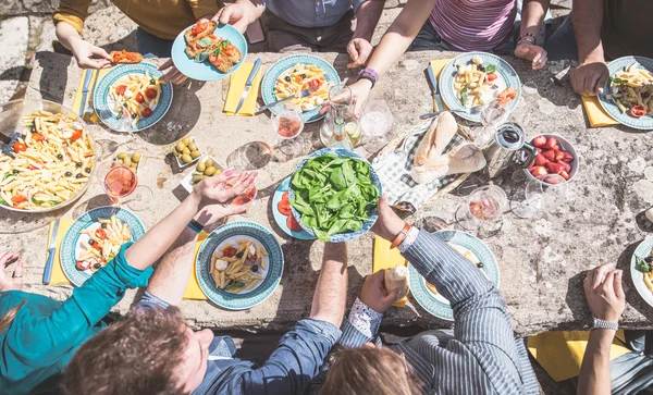 Группа людей ест на открытом воздухе — стоковое фото