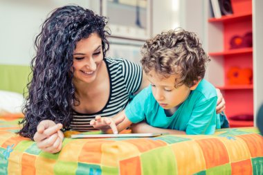 Anne ve oğlu tablet ile oynamak