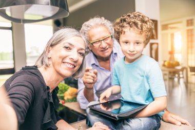 Dedesi ile evde çocuk