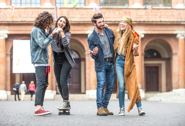 Freunde spazieren im Freien — Stockfoto