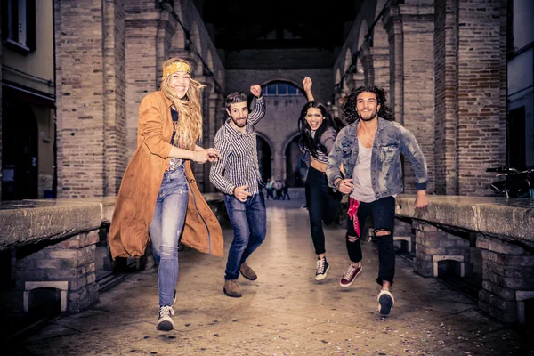 Amigos festejando à noite — Fotografia de Stock