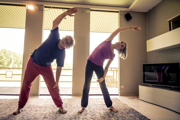 Starší pár dělá fitness — Stock fotografie