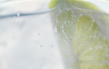 Cin tonik yakın kadar makro içinde bir bardak limonlu