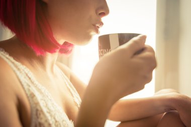 Mutlu gülümseyen kadın okuma iletisi 