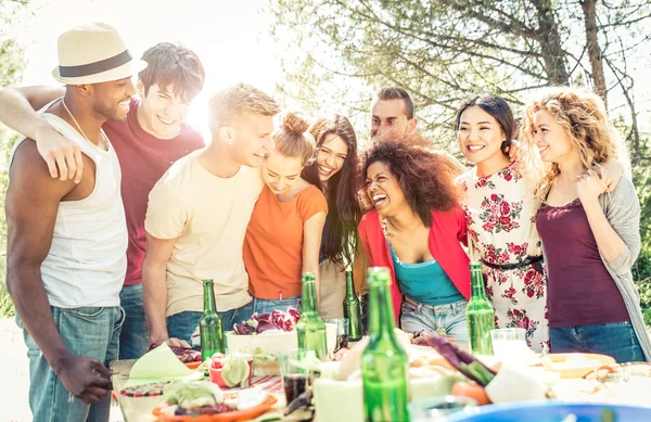 Grupo de amigos fazendo churrasco na natureza . — Fotografia de Stock