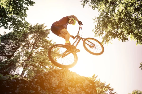 Extreme jump with a trial bycicle. concept about downhill — Stock Photo, Image