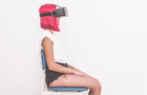 Kvinna med hjälp av virtuell verklighet visor. Studio skott om framtida tech — Stockfoto