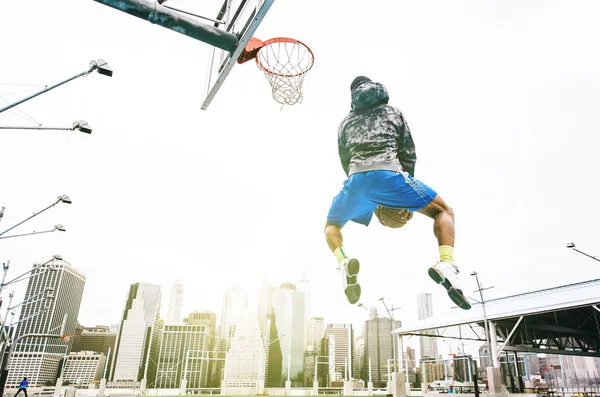 Уличный баскетболист, выполняющий огромный бросок в спину — стоковое фото