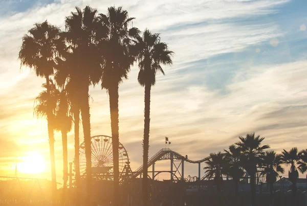 Jetée Santa monica avec des silhouettes de palmiers — Photo