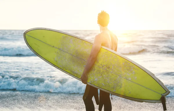 Surfer kijken naar de Oceaan en op zoek naar enkele goede plekjes — Stockfoto