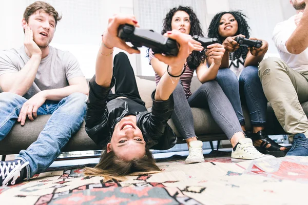 Grupo de amigos jugando duro con los videojuegos . — Foto de Stock