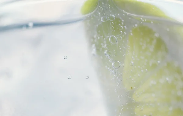 Gin tonic close up, macro inside a glass with lemon — Stock Photo, Image