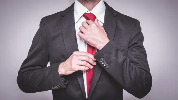 Homem de negócios bem vestido com gravata vermelha — Fotografia de Stock