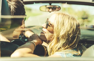 Çocuk ve spor arabada oturan kız