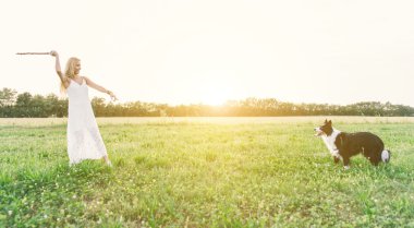 Kenar kömür ocağı ile oynayan sarışın kadın