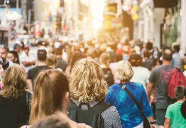 Mensen die in de stad wandelen — Stockfoto