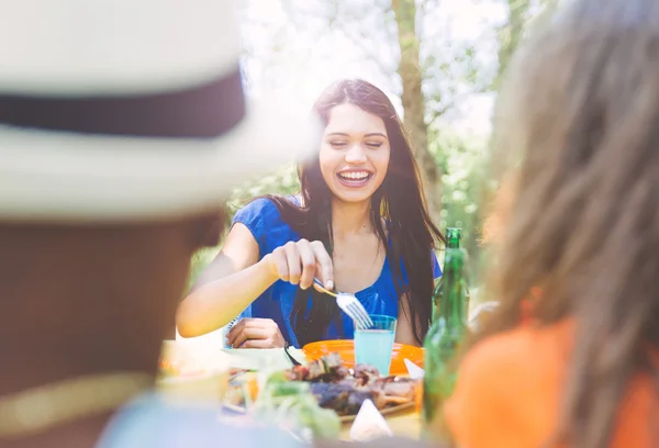 Amici che fanno barbecue in cortile — Foto Stock