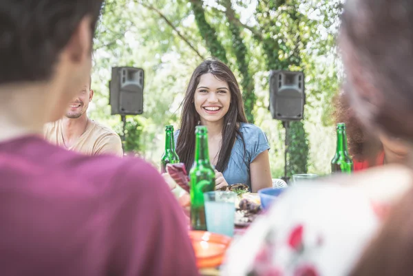 Amici che fanno barbecue in cortile — Foto Stock