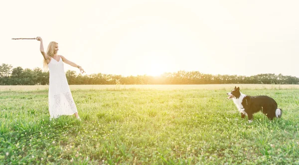 Kenar kömür ocağı ile oynayan sarışın kadın