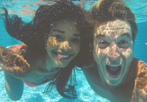 Feliz hermosa pareja bajo el agua — Foto de Stock