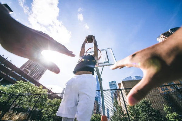 Street basketball athlete on court — Stock Photo, Image