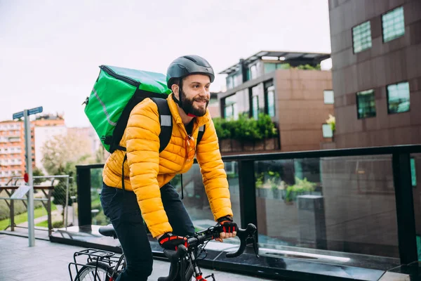 Entregador Comida Bicicleta Imagem Homem Meia Idade Trabalho Centro Cidade — Fotografia de Stock