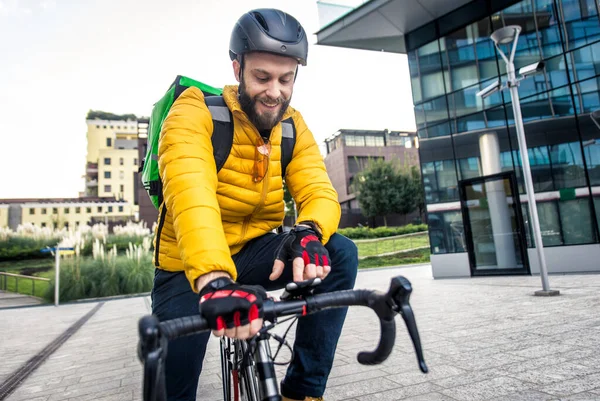 Entregador Comida Bicicleta Imagem Homem Meia Idade Trabalho Centro Cidade — Fotografia de Stock