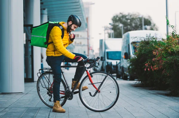 Entregador Comida Bicicleta Imagem Homem Meia Idade Trabalho Centro Cidade — Fotografia de Stock