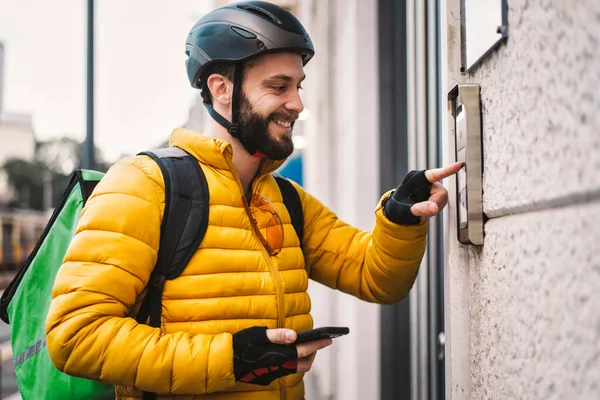 Entregador Comida Bicicleta Imagem Homem Meia Idade Trabalho Centro Cidade — Fotografia de Stock