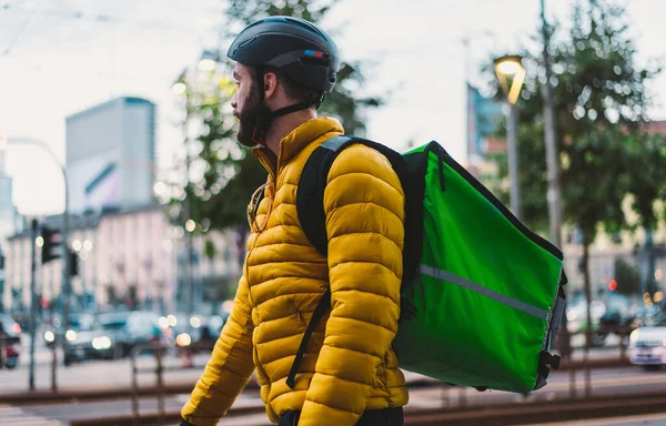 Ételszállító Biciklizik Egy Középkorú Férfi Képe Aki Belvárosban Dolgozik Pizzát — Stock Fotó