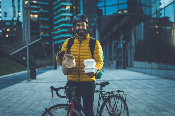 Bisikletli Yemek Teslimatçısı Şehir Merkezinde Çalışan Orta Yaşlı Bir Adamın — Stok fotoğraf
