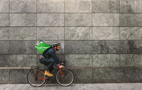 Entregador Comida Bicicleta Imagem Homem Meia Idade Trabalho Centro Cidade — Fotografia de Stock