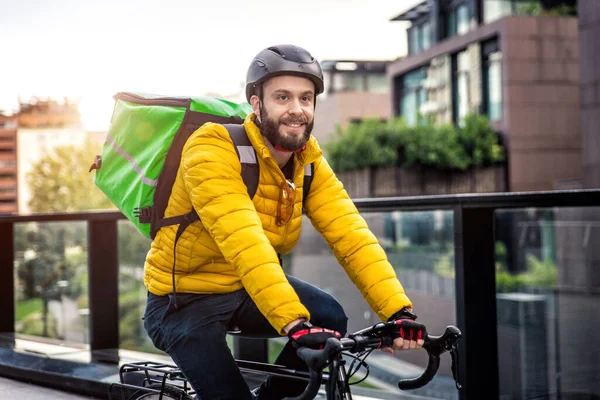 Entregador Comida Bicicleta Imagem Homem Meia Idade Trabalho Centro Cidade — Fotografia de Stock