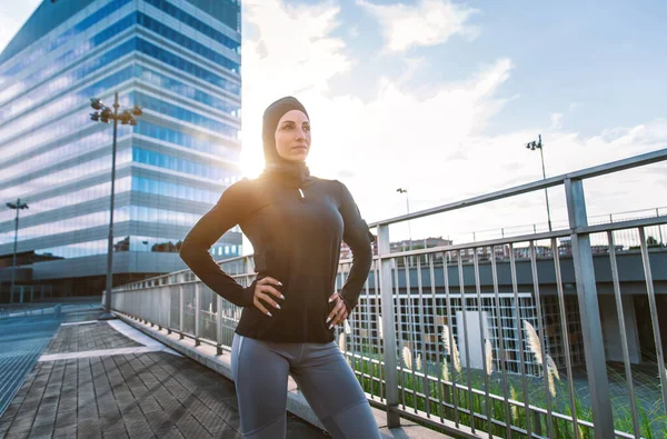 Treinamento Corredores Urbanos Muçulmanos Centro Cidade Mulher Bonita Fazendo Esporte — Fotografia de Stock