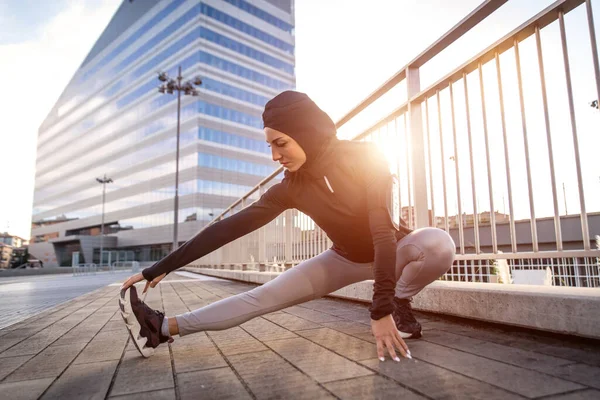 Moslim Urban Runner Training Het Stadscentrum Mooie Vrouw Doet Sport — Stockfoto
