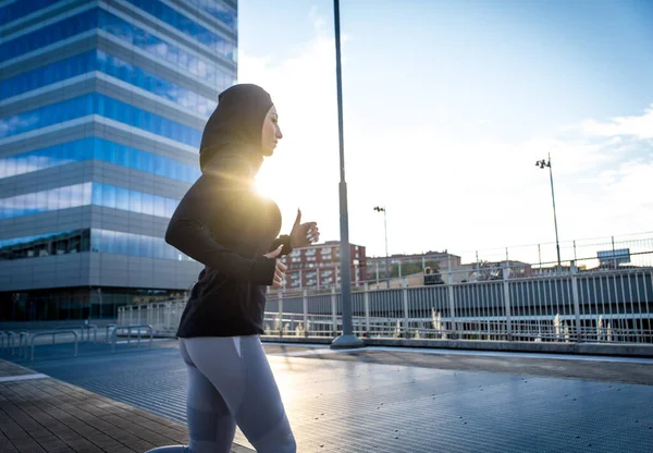 Formation Coureurs Urbains Musulmans Dans Centre Ville Belle Femme Faisant — Photo