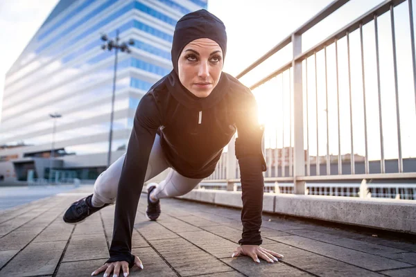 穆斯林城市跑步者在市中心接受训练 早上做运动的漂亮女人 — 图库照片
