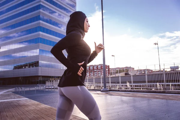 Treinamento Corredores Urbanos Muçulmanos Centro Cidade Mulher Bonita Fazendo Esporte — Fotografia de Stock