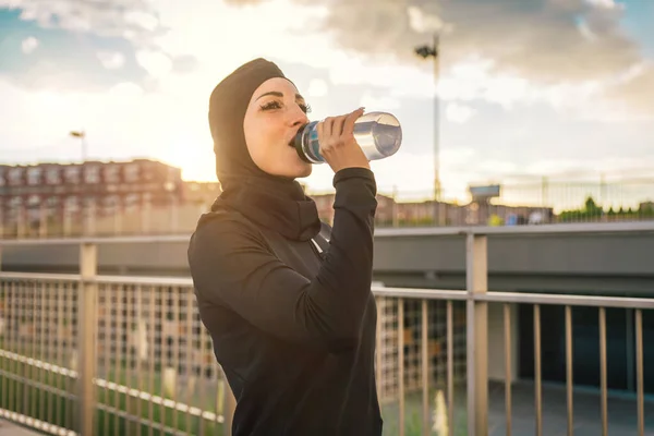 Treinamento Corredores Urbanos Muçulmanos Centro Cidade Mulher Bonita Fazendo Esporte — Fotografia de Stock