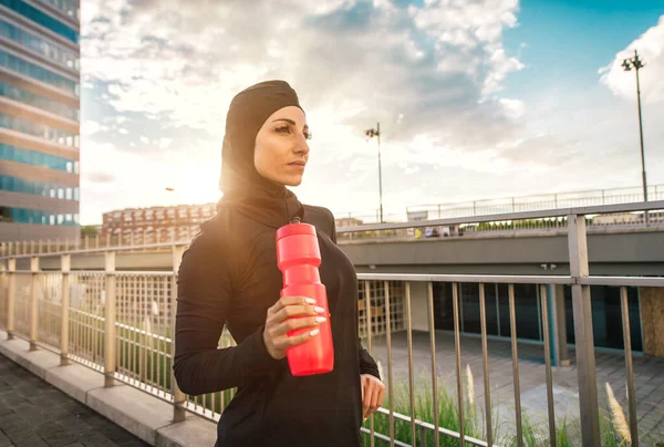 Treinamento Corredores Urbanos Muçulmanos Centro Cidade Mulher Bonita Fazendo Esporte — Fotografia de Stock