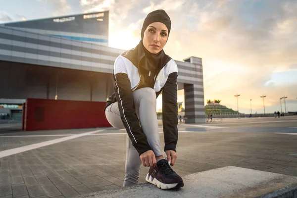 Muslimský Městský Runner Trénink Centru Města Krásná Žena Dělá Sport — Stock fotografie