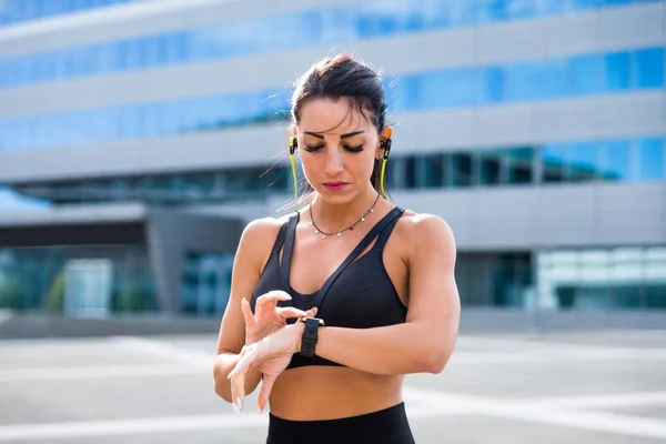 Chica Deportiva Con Entrenamiento Corporal Forma Afuera Hermosa Mujer Haciendo —  Fotos de Stock