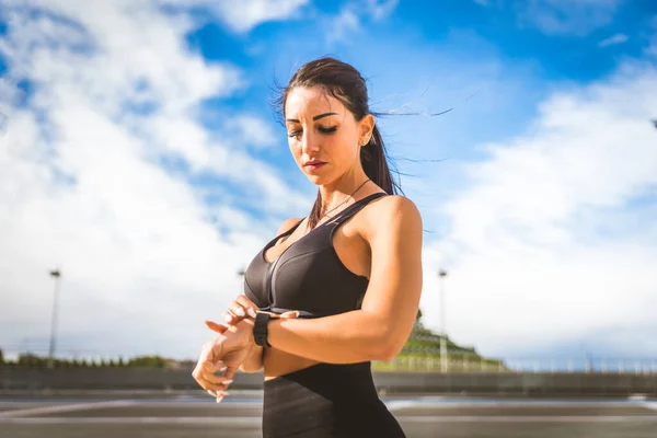 Dışarıda Formda Vücut Eğitimi Alan Sporcu Bir Kız Spor Egzersizleri — Stok fotoğraf