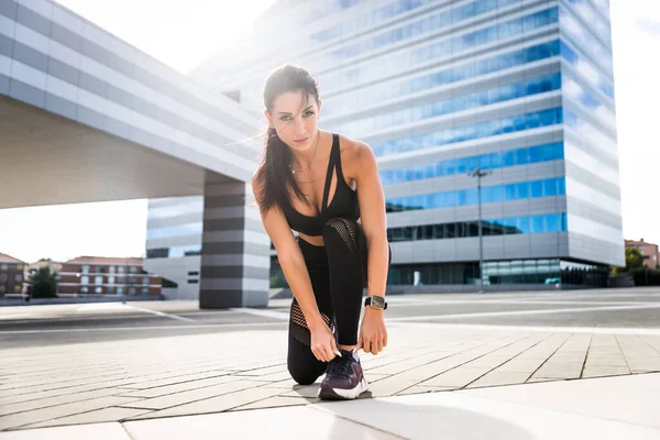 Menina Esportiva Com Treinamento Corporal Adequado Fora Mulher Bonita Fazendo — Fotografia de Stock