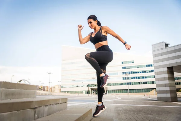 Chica Deportiva Con Entrenamiento Corporal Forma Afuera Hermosa Mujer Haciendo — Foto de Stock