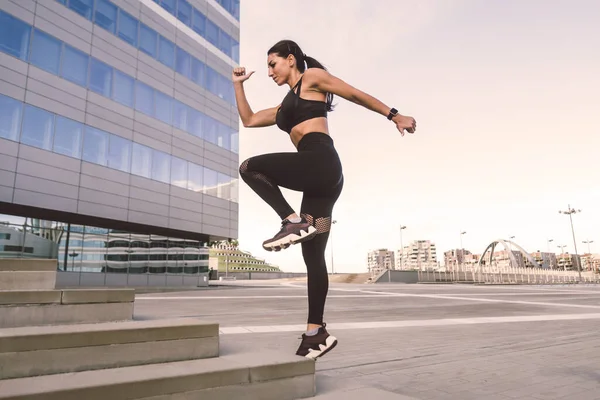 Chica Deportiva Con Entrenamiento Corporal Forma Afuera Hermosa Mujer Haciendo — Foto de Stock