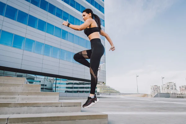 Chica Deportiva Con Entrenamiento Corporal Forma Afuera Hermosa Mujer Haciendo — Foto de Stock