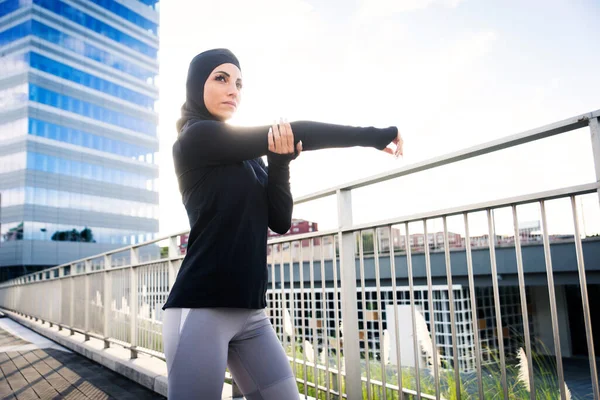 Fille Sportive Musulmane Avec Entraînement Corps Forme Extérieur Belle Femme — Photo